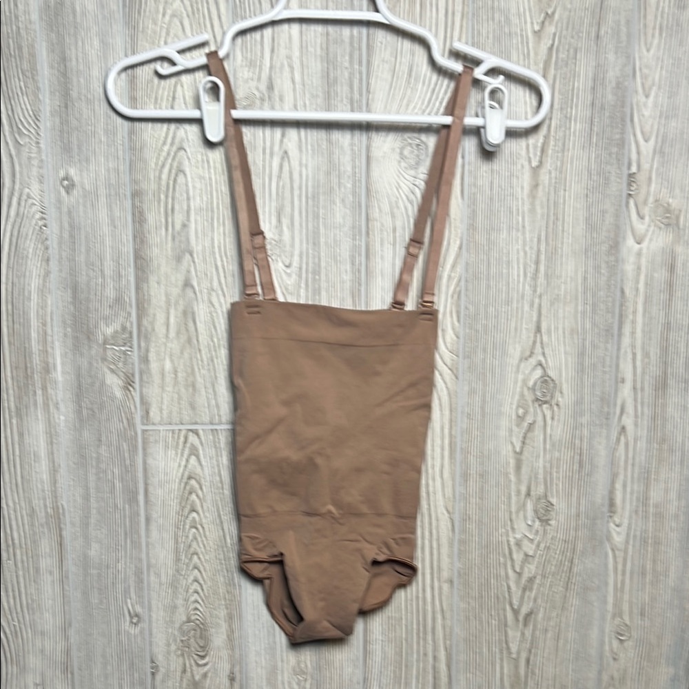 Skims open bust sculpting brief xs Tan